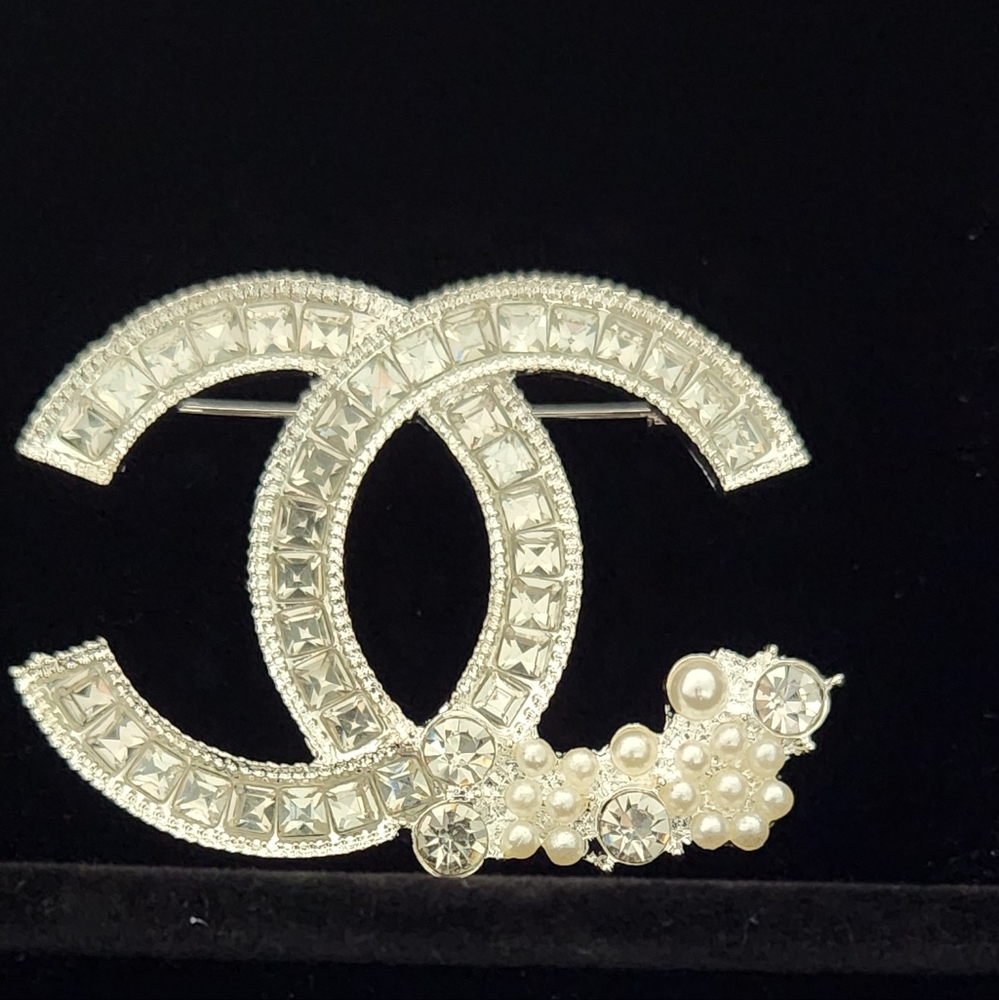 CC Silver Rhinestones Pearl Detailed Brooch